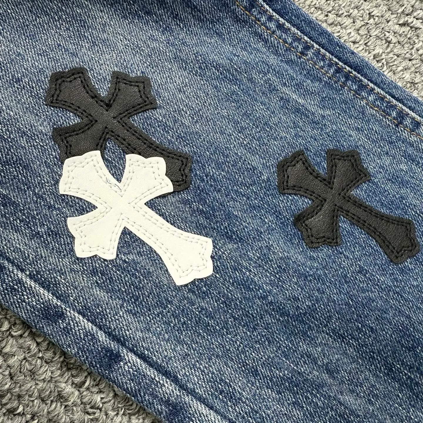 P240 model number: H862 chrome hearts & chrome hearts Micro-flared bamboo jeans Three-dimensional version Loose and comfortable, not picky about the body shape Makes you look taller and slimmer Factory quality control Original factory quality control Same style for men and women Can be matched with couples Versatile recommendation Must-have jeans for all seasons Fashionistas have been disappointed From the quality selection of fabrics, the tailoring of details, and the matching of patterns are impeccable! The upper body is so handsome when worn...it can be easily worn by men, women and children! The craftsmanship is made of heavy-duty washed pure cotton denim fabric. After washing, it is soft and thick and looks very stylish when worn. Size: 28, 30, 32, 34, 36 (S-XXL) Color: black